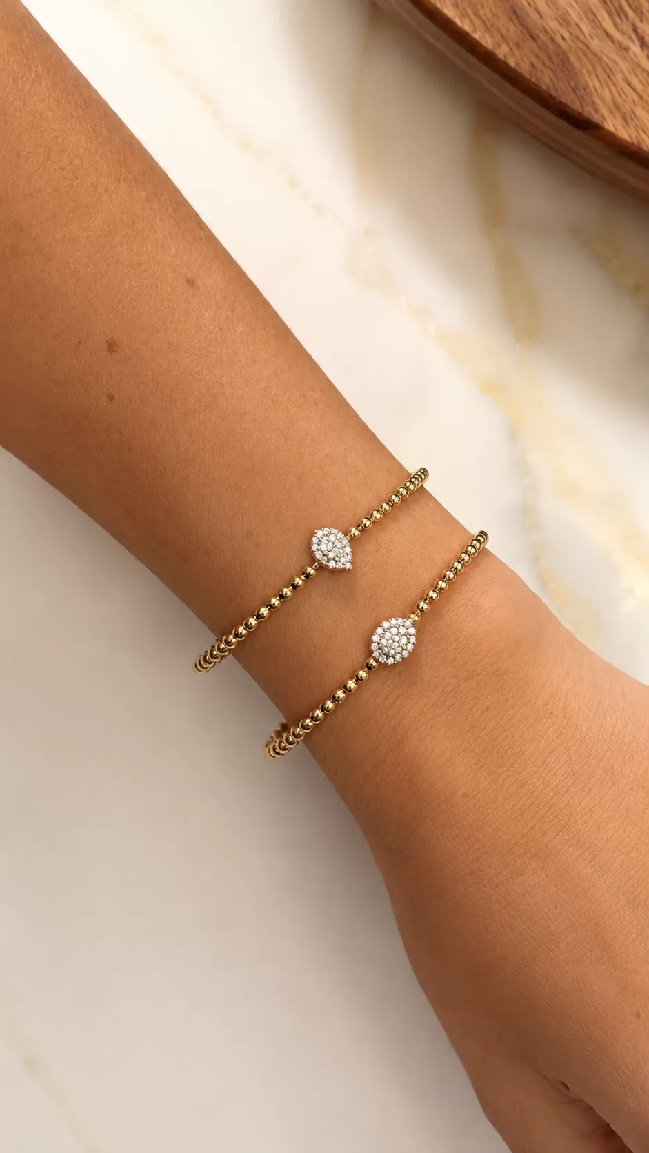 Pulsera rígida con ilusión de diamantes en ovalo o gota de diamantes oro 18k